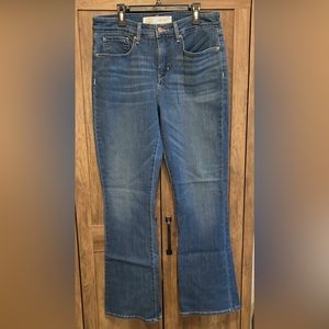 Signature by Levi Strauss Gold Totally Shaping Bootcut Jean Size 10M W/30 L32
